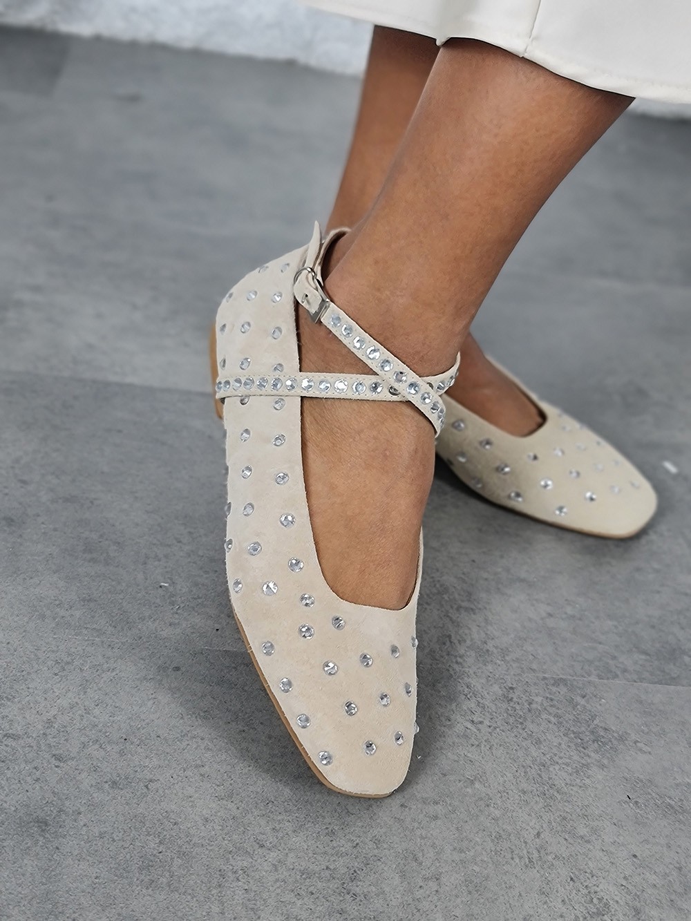 Балетки L'Estrosa замшевые с ремешком и стазами бежевые, фотография №3