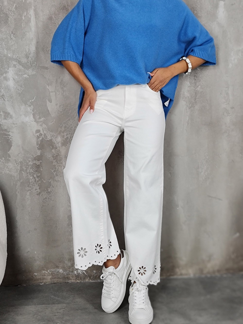 Джинсы Shaken с вырезанными цветами внизу белые, фотография №1