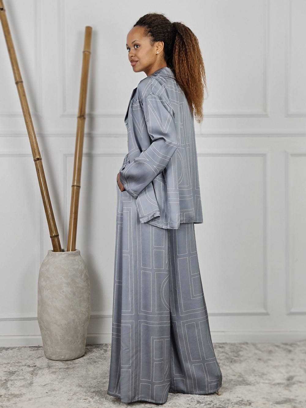 Костюм CLOTHÉ атласный рубашка и брюки с принтом серый, фотография №3