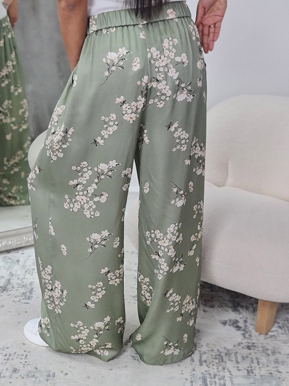 Брюки CLOTHÉ с цветочным принтом атласные оливковые, фотография №4