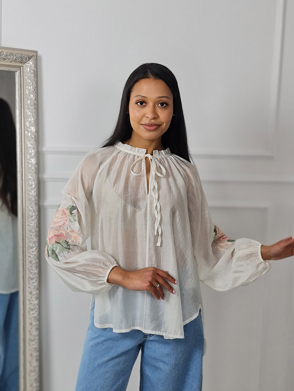 Блузка MIHO'S с вышивкой на рукаве розы молочная, фотография №1