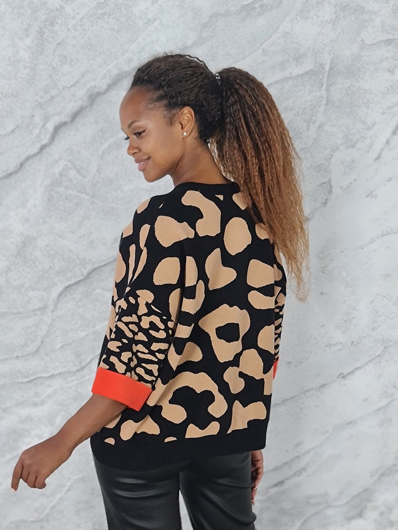 Джемпер Lara с коричневым принтом и алыми рукавами черный, фотография №2