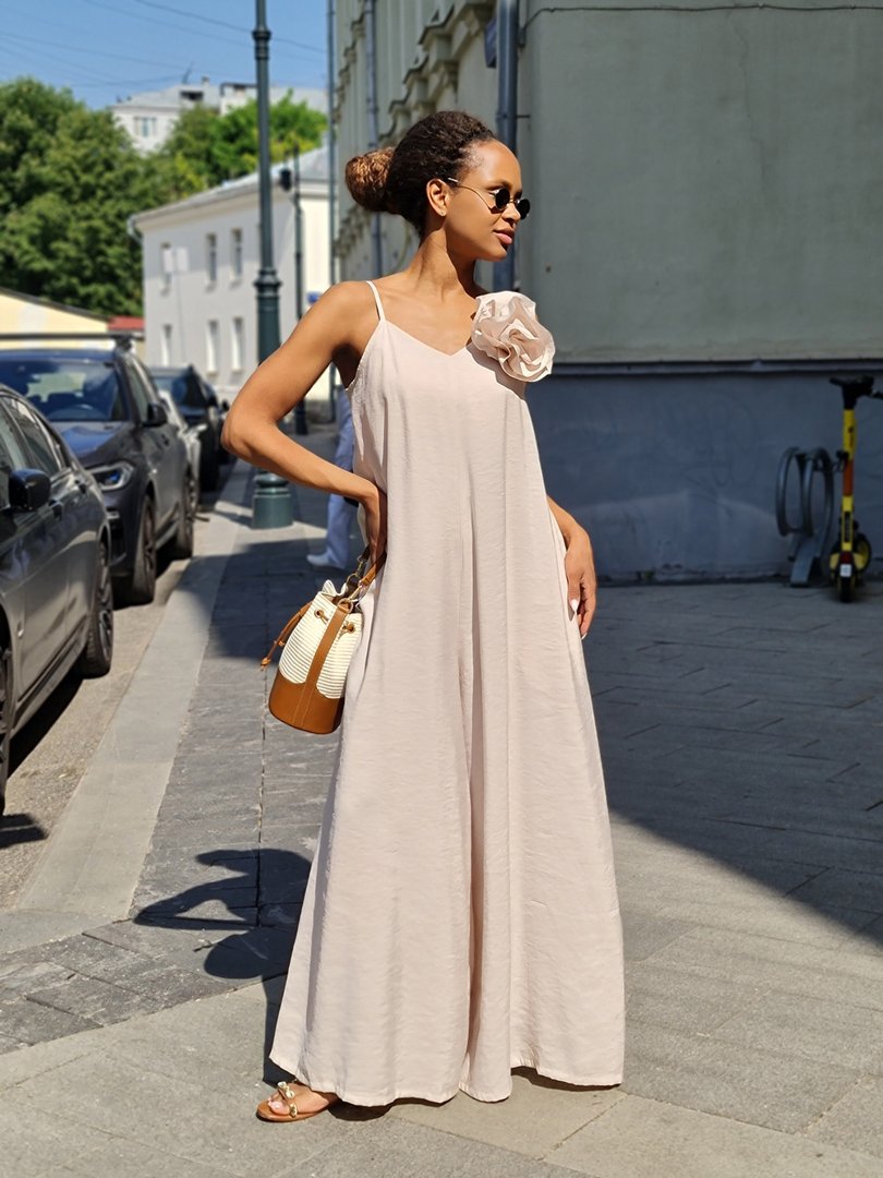 Комбинезон Motel на тонких лямках с брошью бежевый, фотография №3