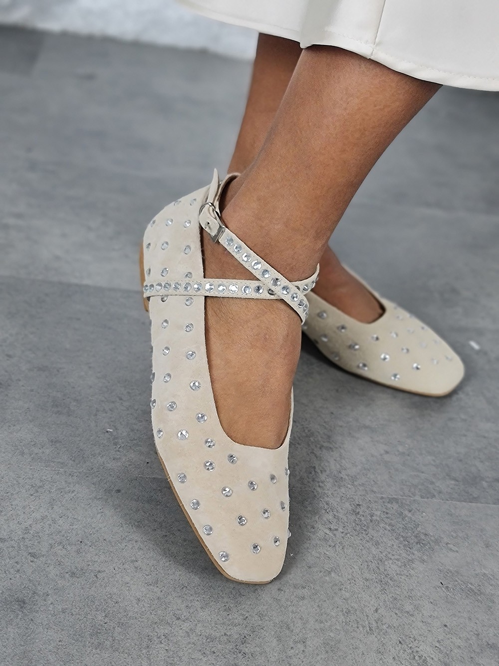 Балетки L'Estrosa замшевые с ремешком и стазами бежевые, фотография №4