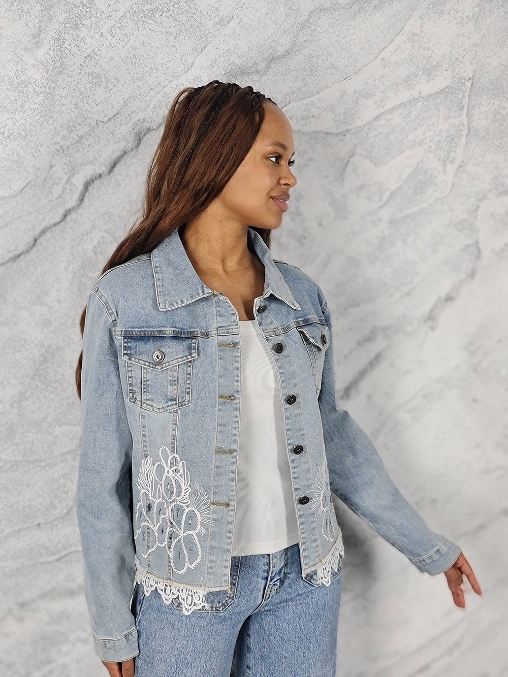 Джинсовая куртка Miss Kiss со стразами и кружевом голубая, фотография №2