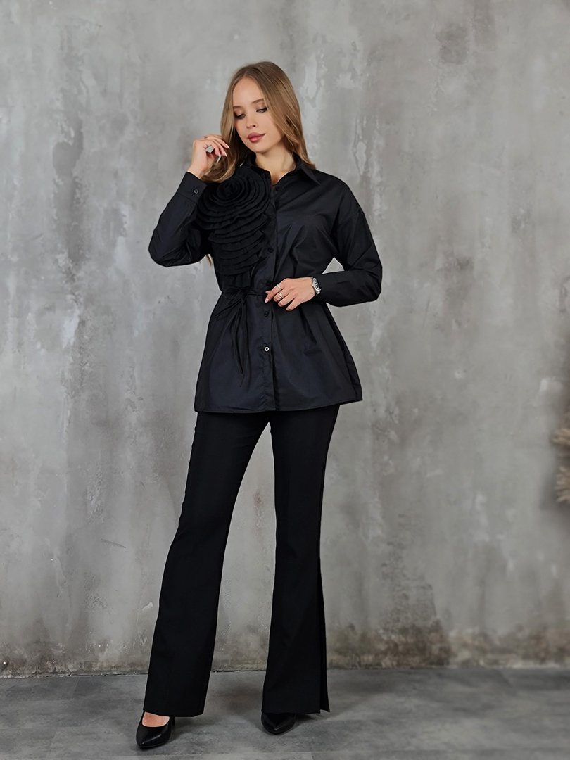 Рубашка MOCHY с большим цветком и завязками на шее черная, фотография №2