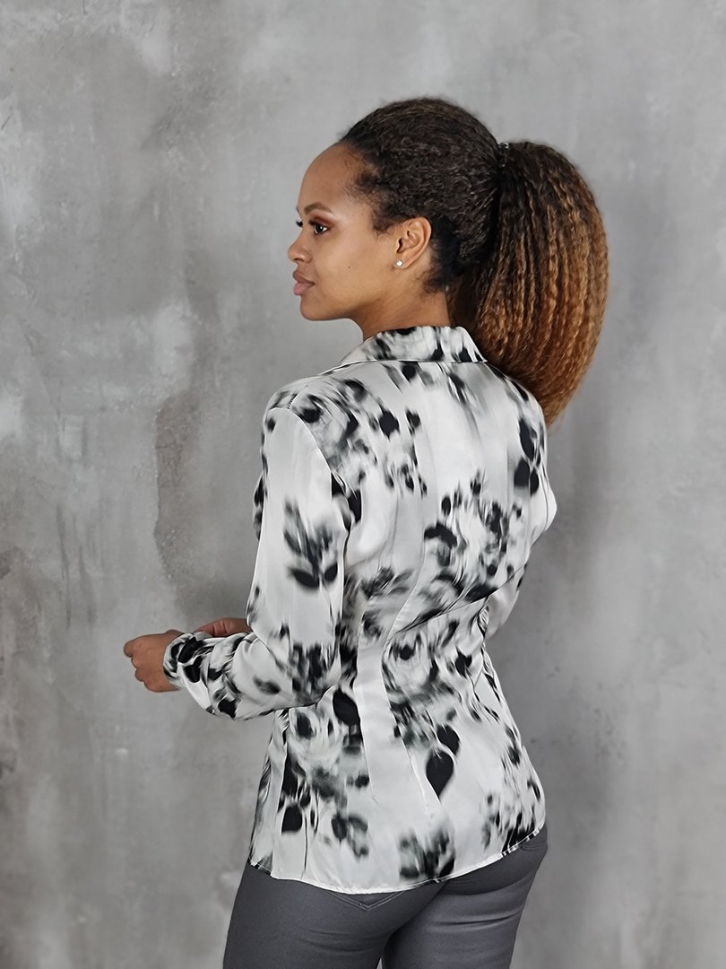 Блузка Imperial атласная с принтом "Пятна" белая/чёрная, фотография №2