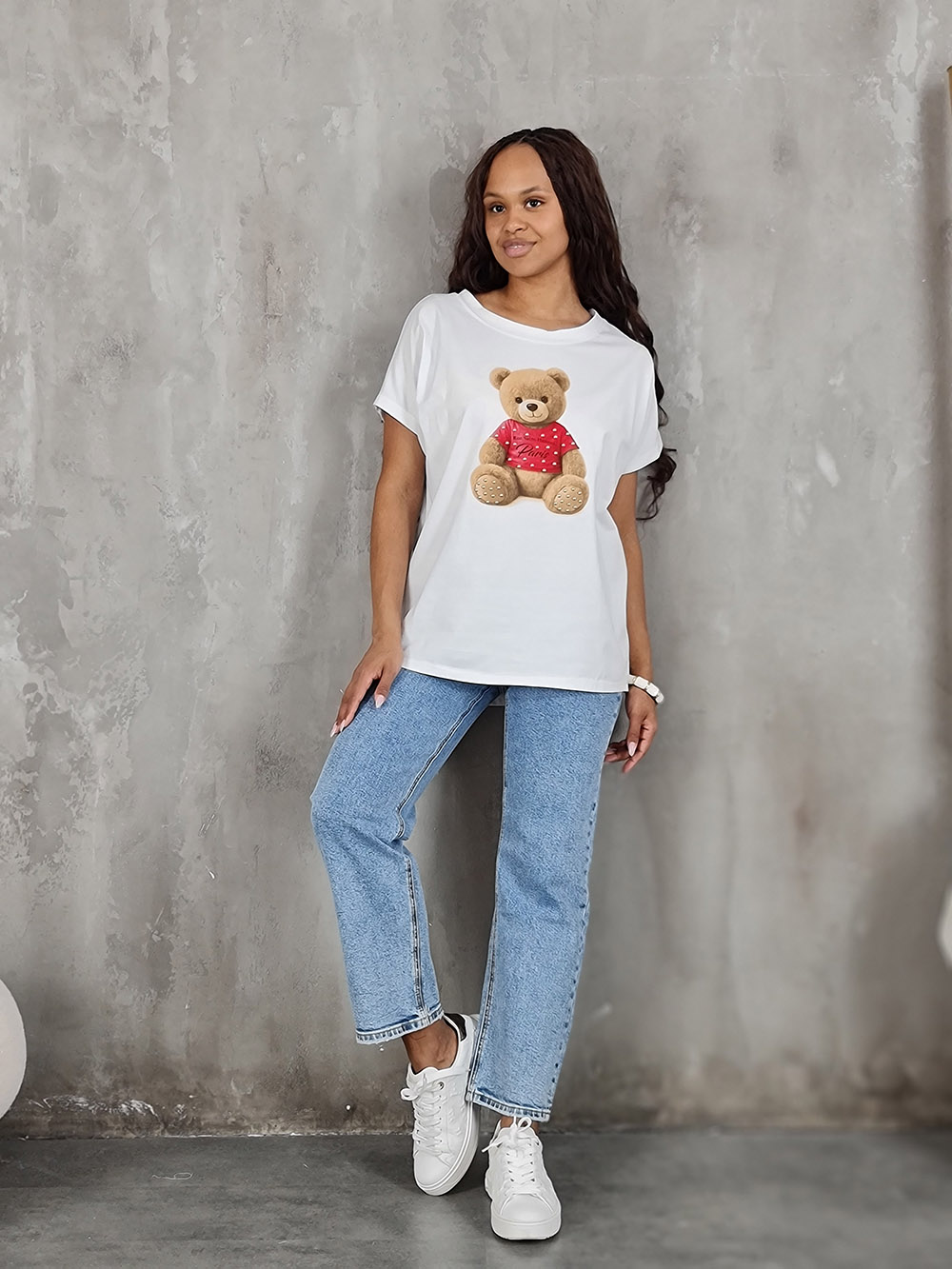 Футболка Mitica&Co. с принтом мишка в красной кофточке белая , фотография №2