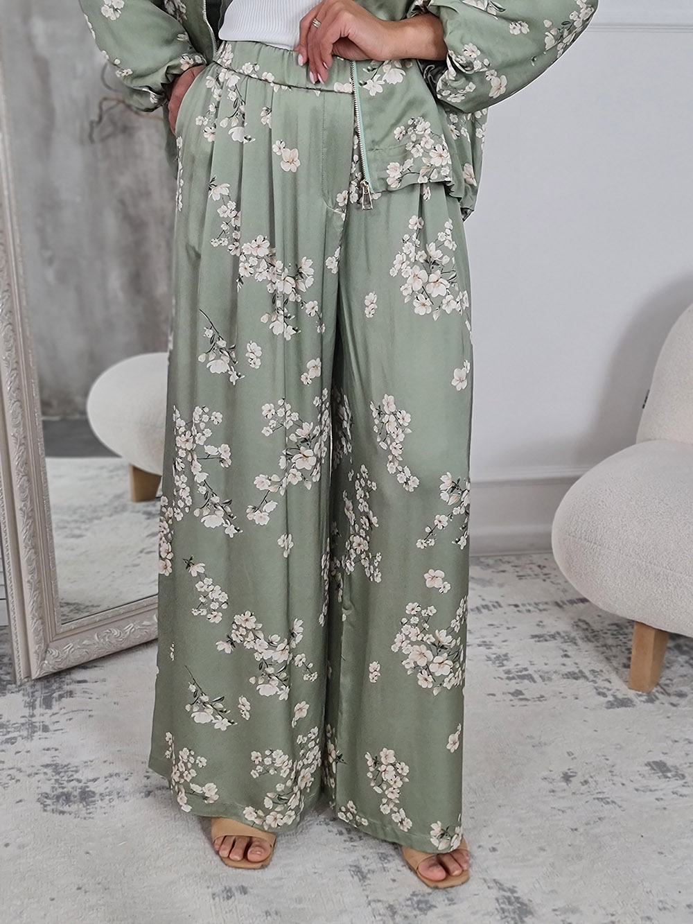 Костюм CLOTHÉ с цветочным принтом бомбер и брюки оливковый, фотография №5