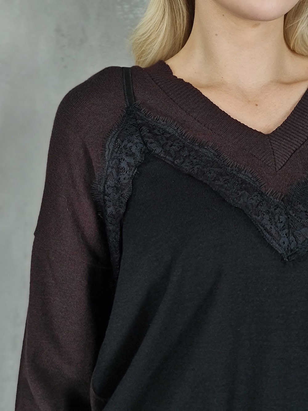 Джемпер Souvenir с черным кружевным топом поверх шоколад, фотография №4