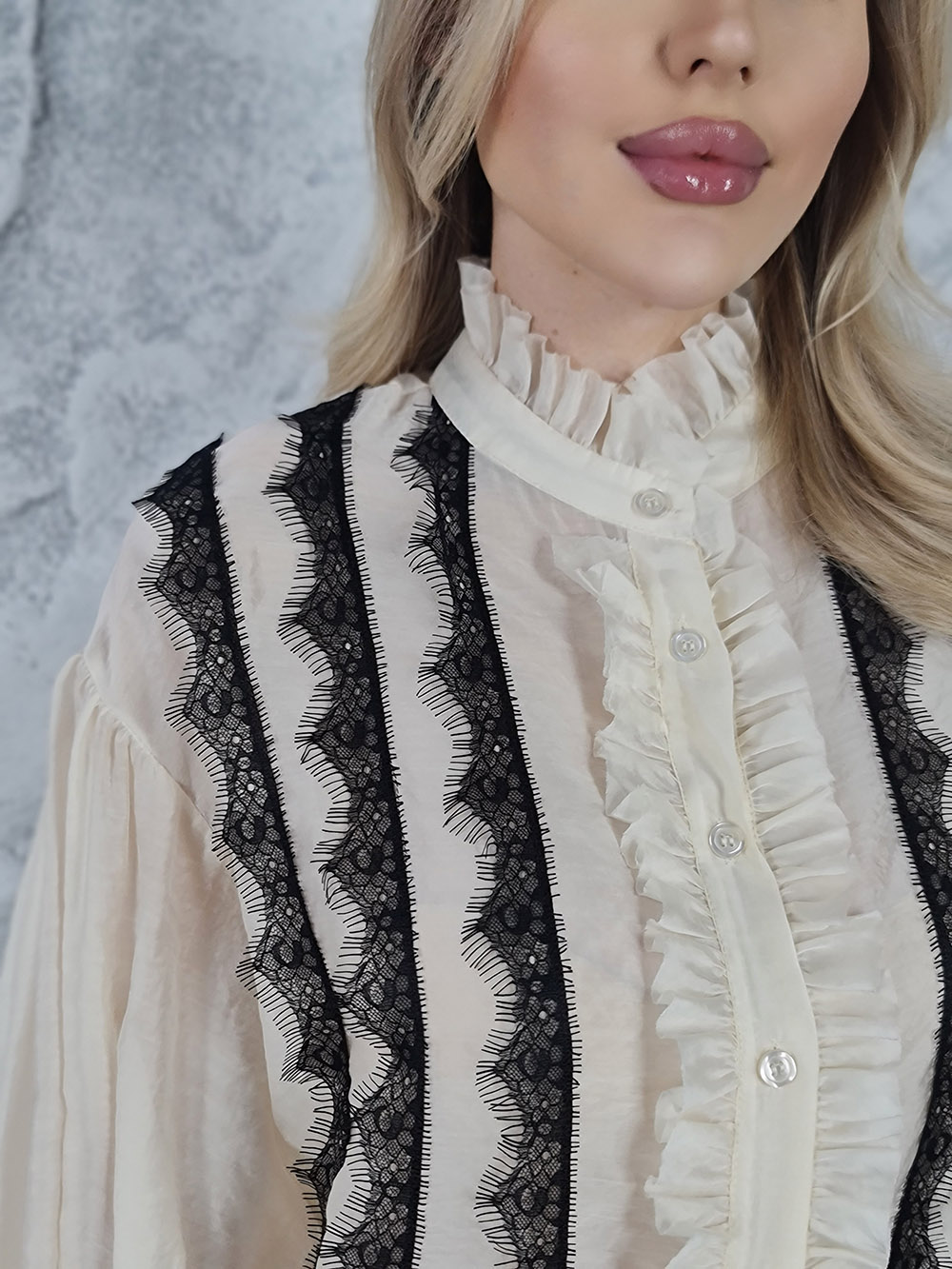 Блузка MIHO'S с рюшами и черным кружевом кремовая, фотография №2