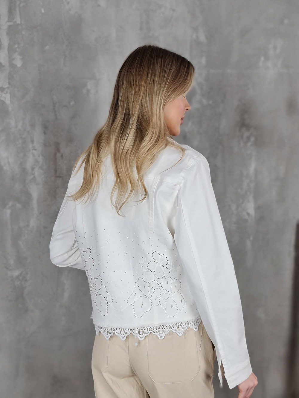 Джинсовая куртка Miss Kiss со стразами и кружевом молочная, фотография №5