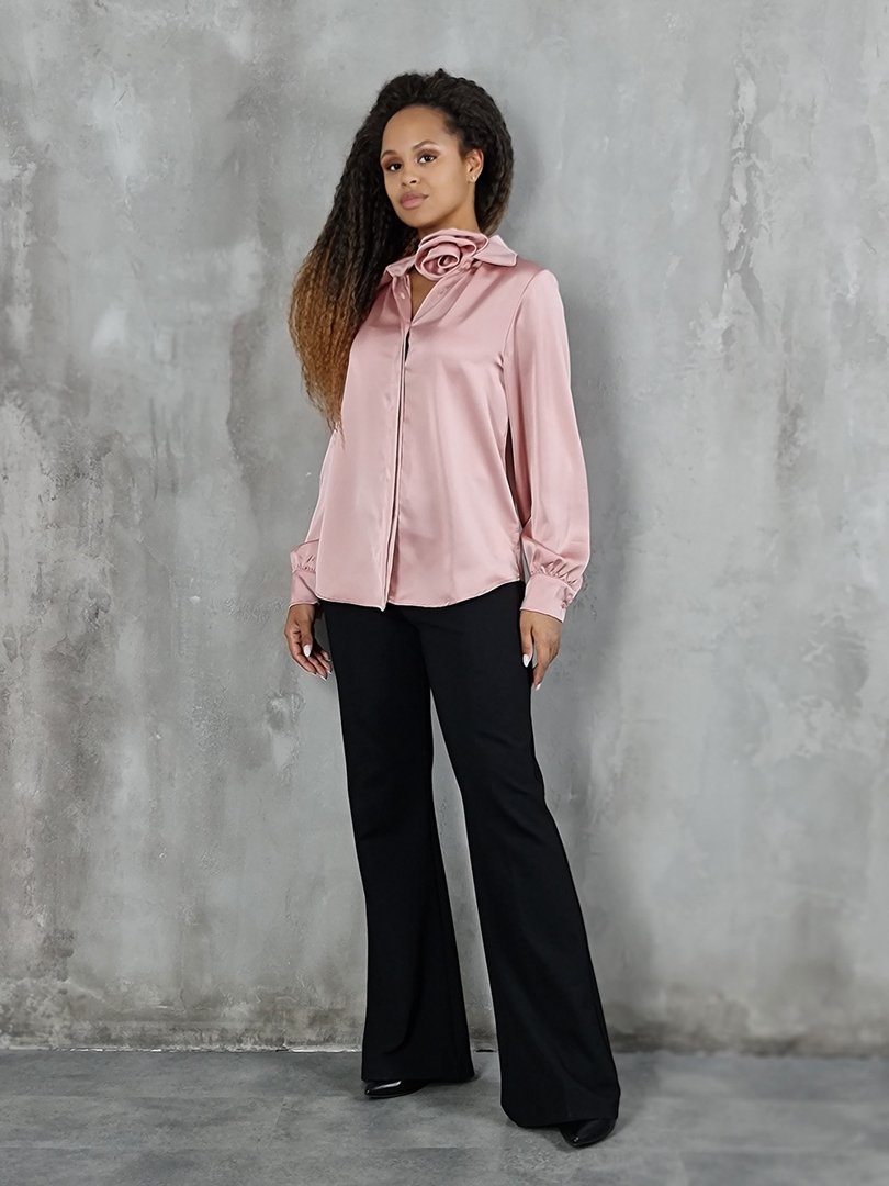 Блузка Angela Davis атласная с украшением на шею "Роза" розовая, фотография №4
