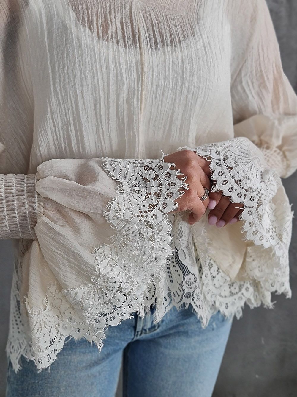 Блузка Mitica с кружевом по краям с манжетами кремовая, фотография №3