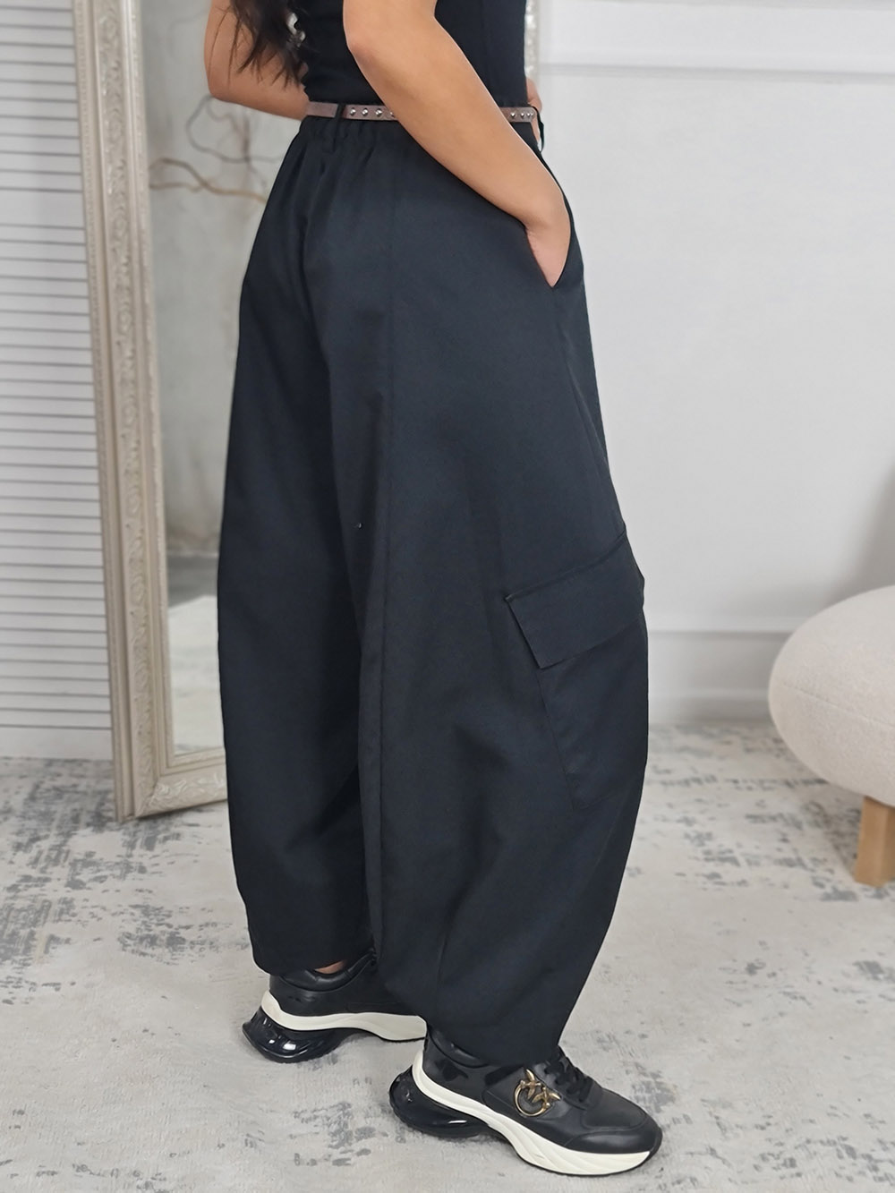 Брюки карго объемные с карманами по бокам черные , фотография №3