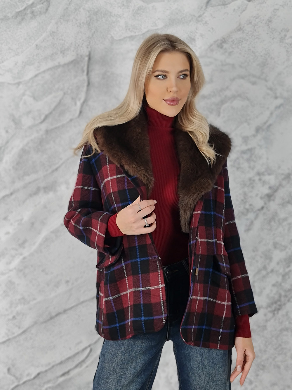 Укороченное пальто Mitica&Co. в клеточку с шерстью и пушистой опушкой красное , фотография №4