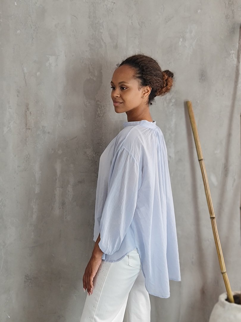 Рубашка MIHO'S с резинкой на рукавах голубая, фотография №3