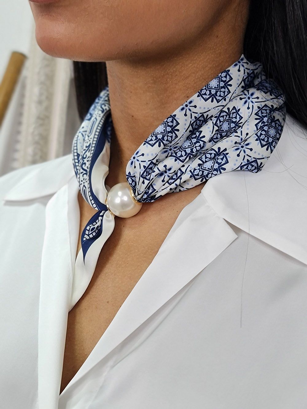 Украшение-аксессуар на шею с жемчужинкой бело-синее , фотография №4