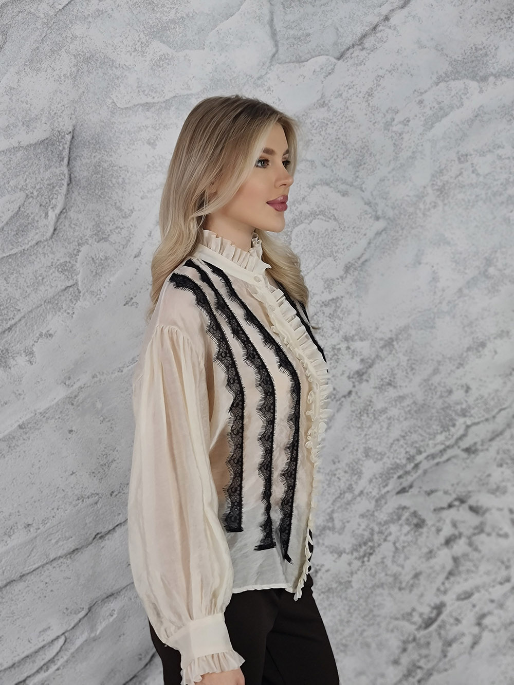 Блузка MIHO'S с рюшами и черным кружевом кремовая, фотография №3