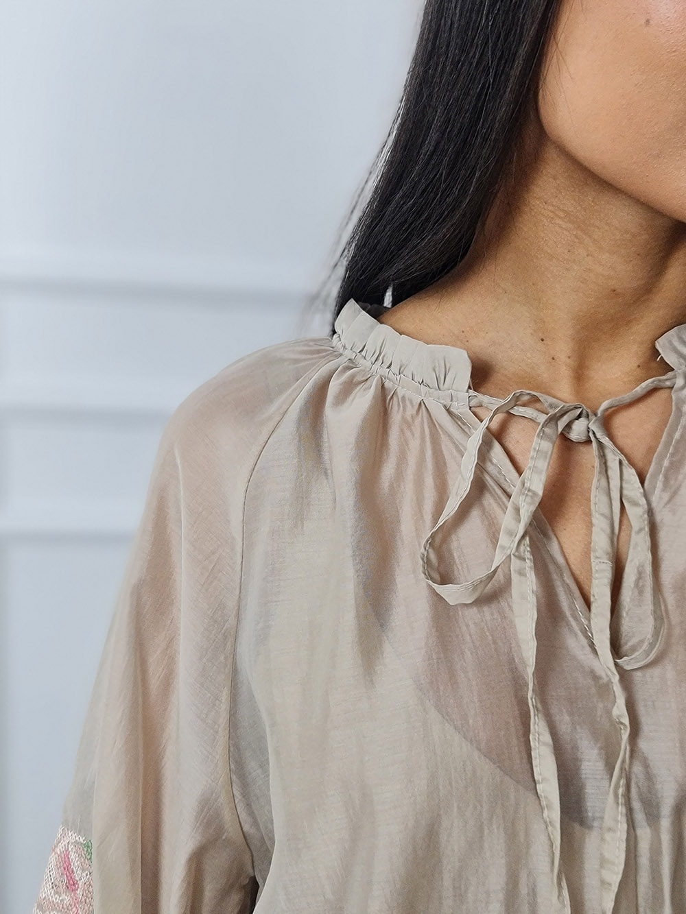 Блузка MIHO'S с вышивкой на рукаве розы бежевая, фотография №2