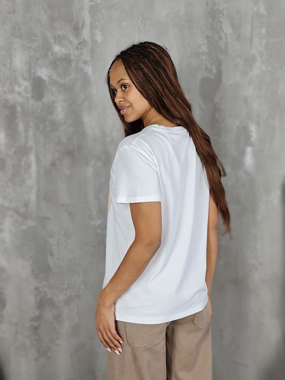 Футболка Mitica&Co. с принтом Девушка с кувшином белая, фотография №3