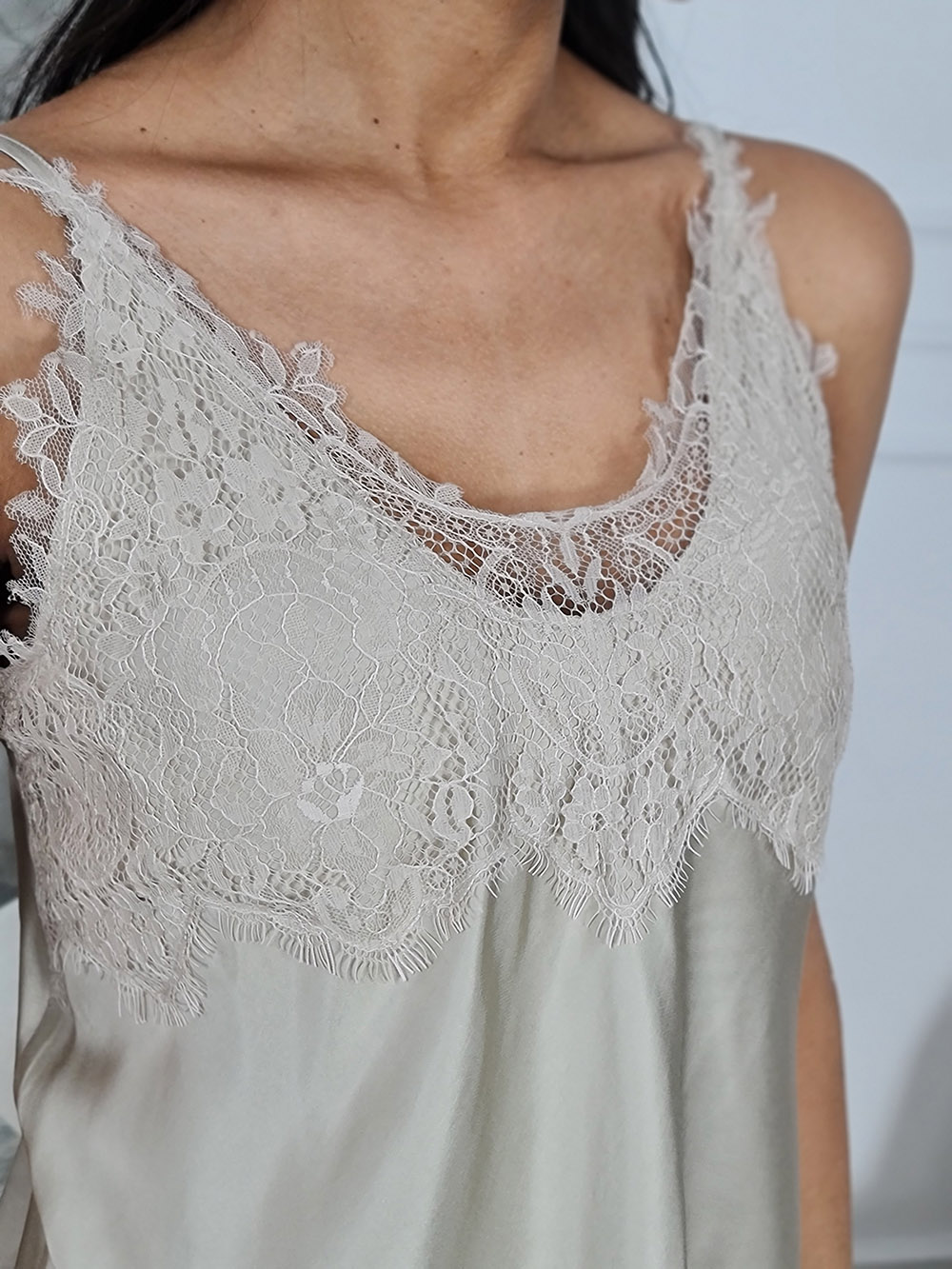 Топ на бретелях CLOTHÉ с кружевом на груди бежевый, фотография №3