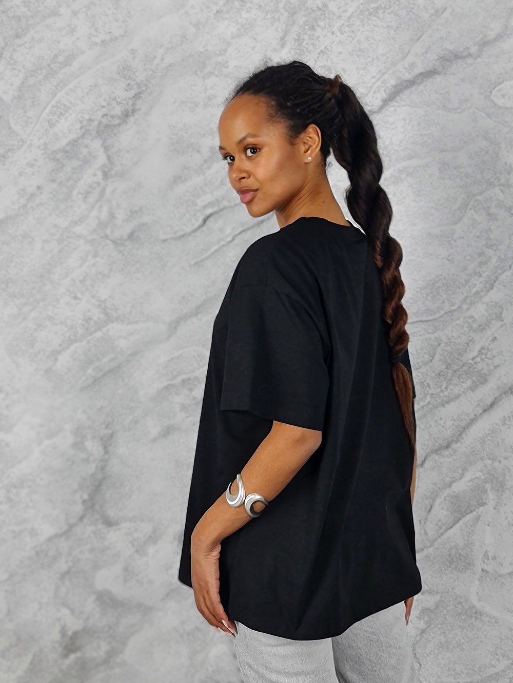 Футболка  KOTHE с жемчужным декором черная, фотография №3