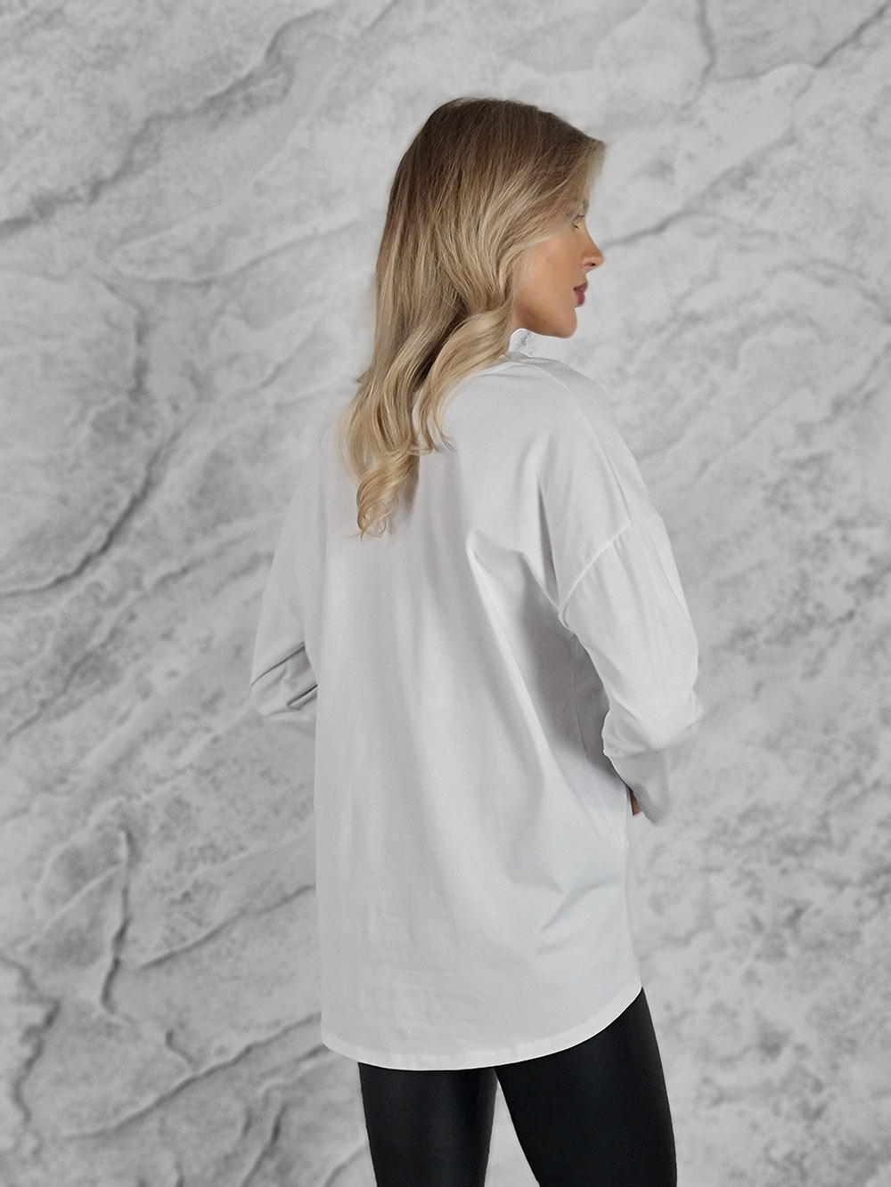 Лонгслив Mitica&Co. оверсайз низкое плечо принт улитка белый, фотография №3