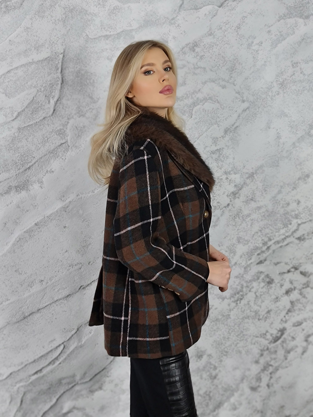 Укороченное пальто Mitica&Co. в клеточку с шерстью и пушистой опушкой шоколад , фотография №3