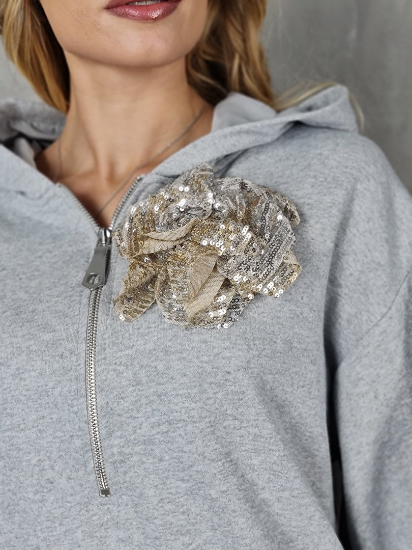 Костюм Maryley с брошью в виде цветка серый, фотография №6