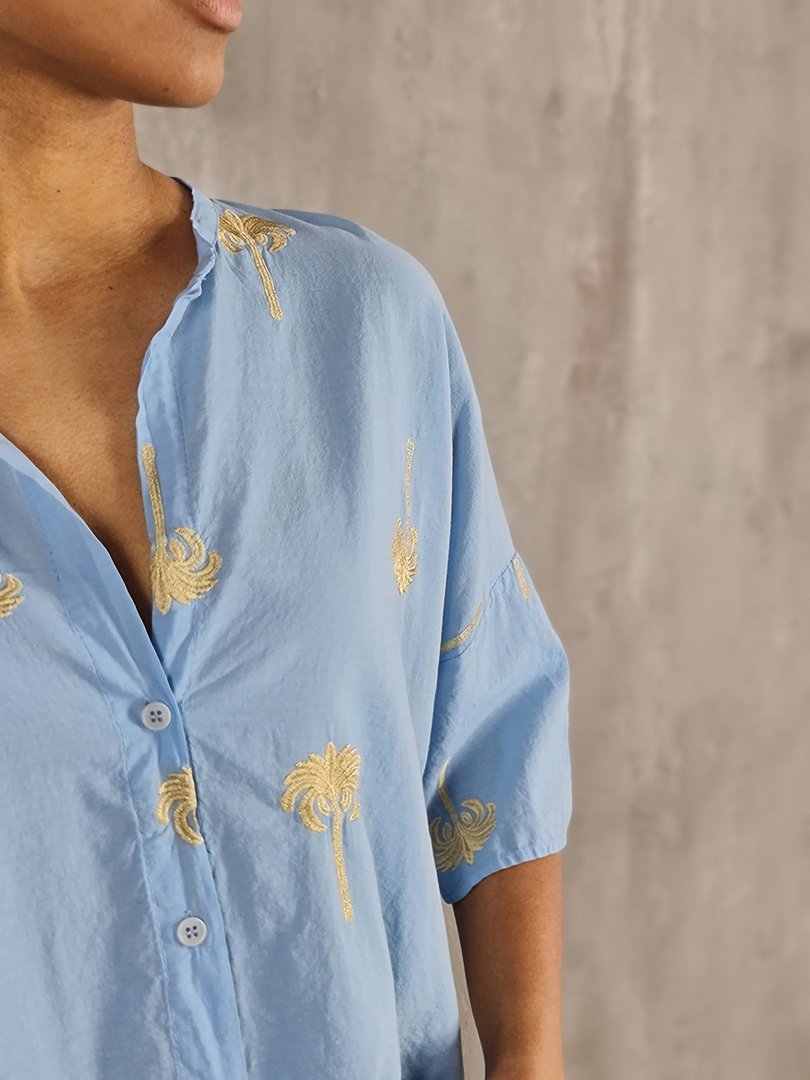 Рубашка Vicolo воздушная с заявязками с вышитыми пальмами голубая, фотография №3