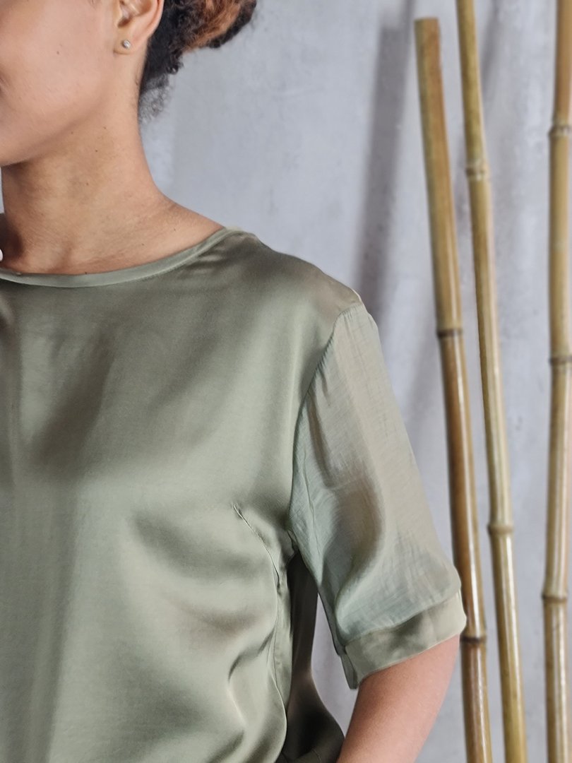 Костюм CLOTHÉ футболка с прозрачными рукавами и юбка хаки, фотография №4