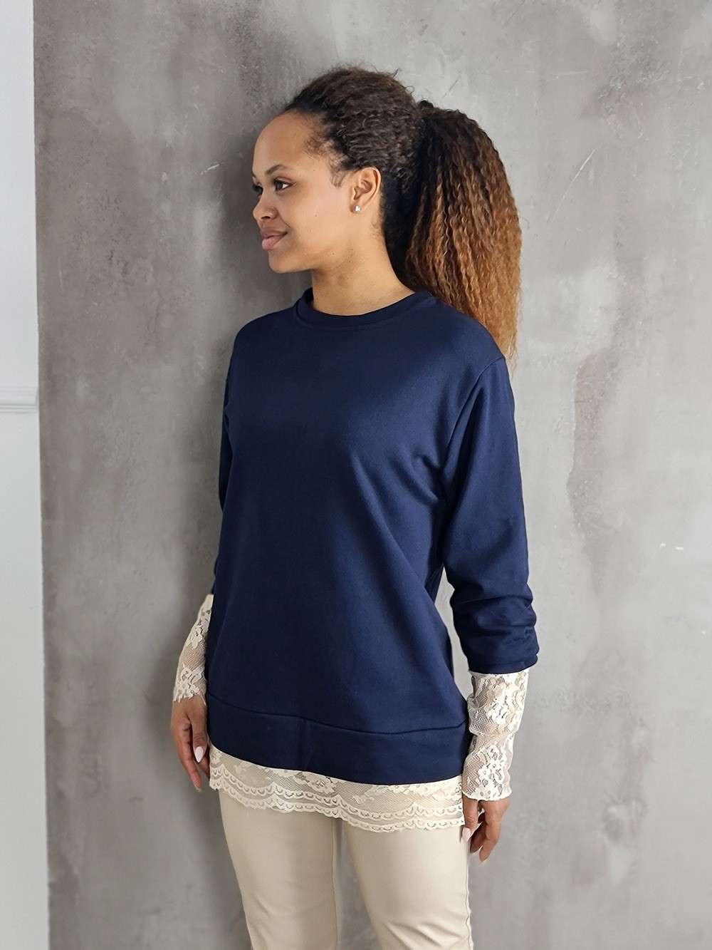 Свитшот Vicolo с кружевом на рукавах синий, фотография №2