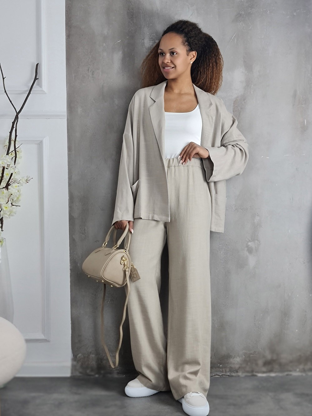 Костюм Atelier Emi льняной пиджак с карманами и брюки бежевый, фотография №1