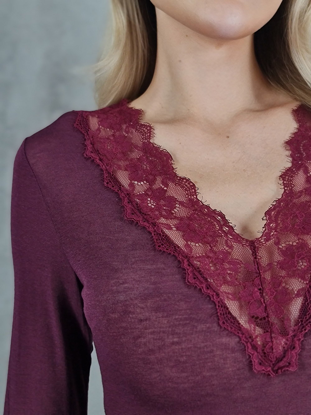 Лонгслив LUMINA с кружевом и кашемиром винный, фотография №4