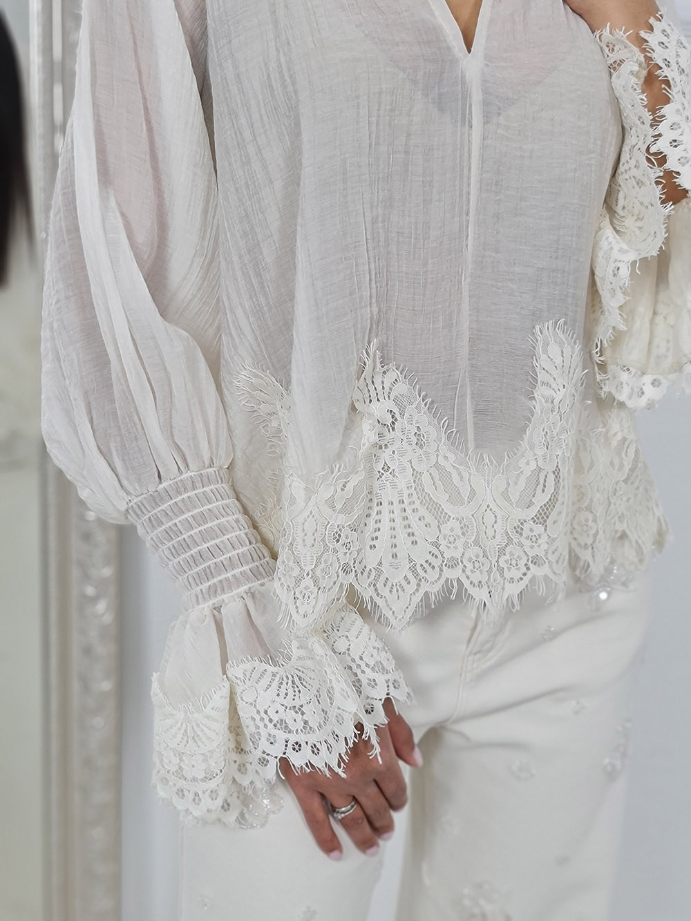 Блузка Mitica с кружевом по краям с манжетами молочная , фотография №3