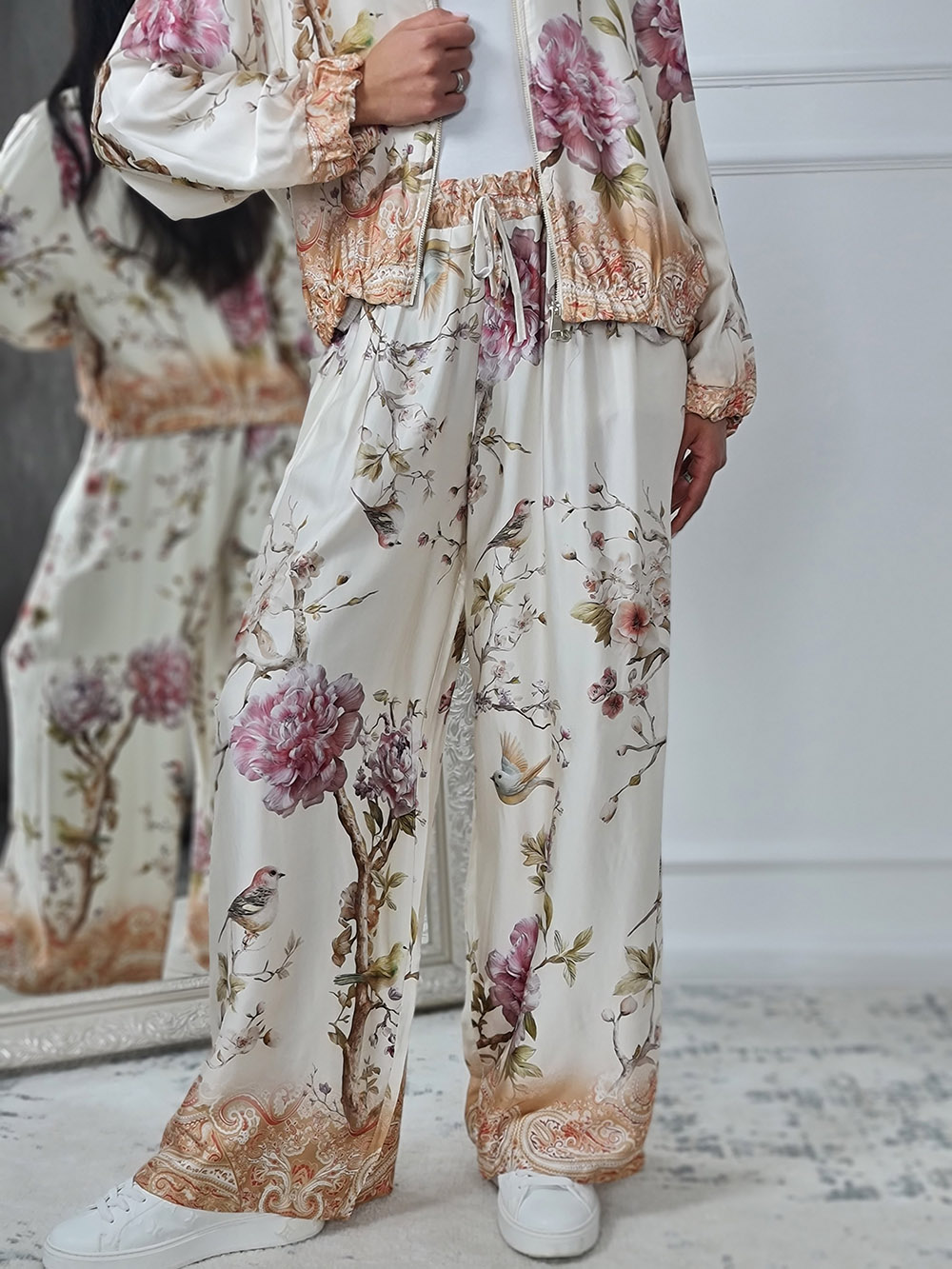 Костюм New Colletcion атласный с принтом цветы белый, фотография №2