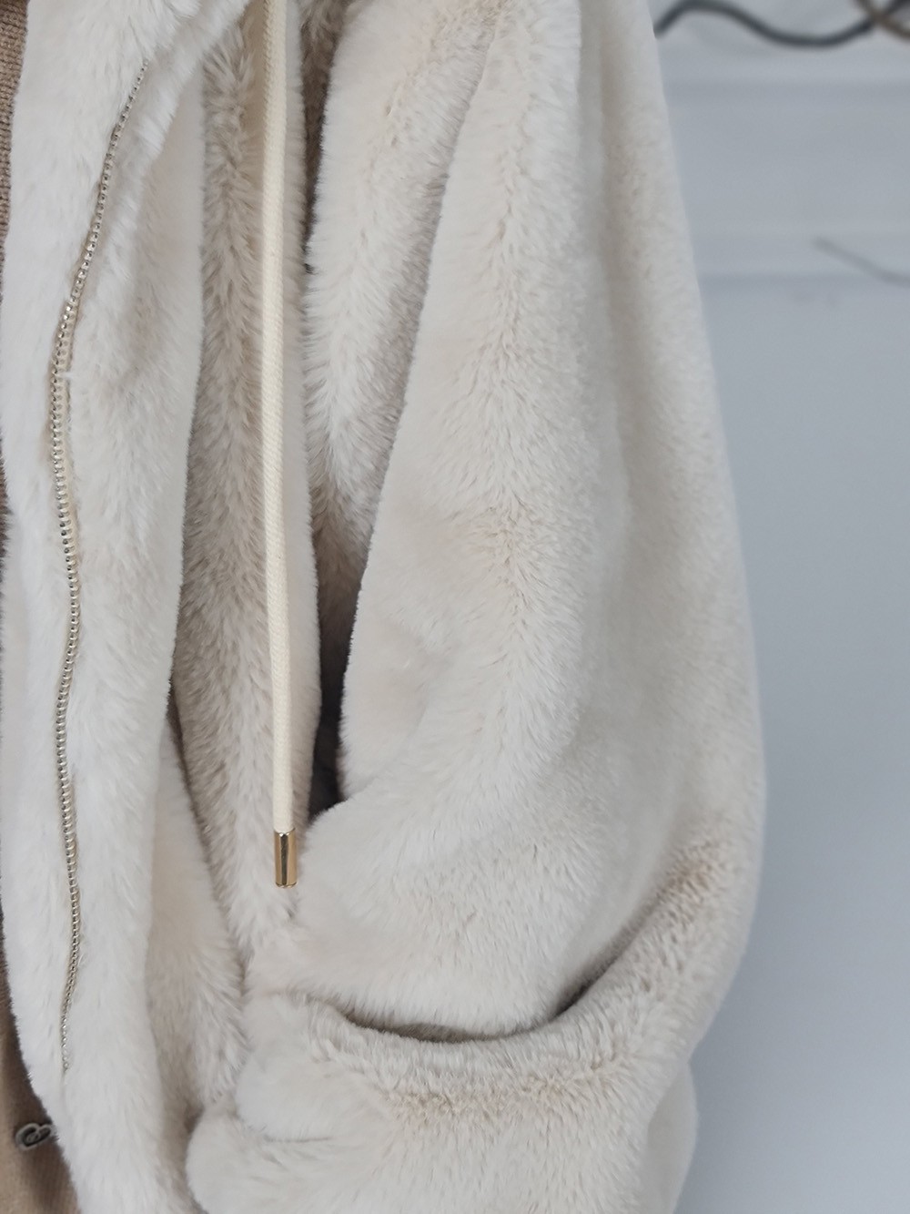 Экошуба ONE LOVE с капюшоном короткая бежевая, фотография №3