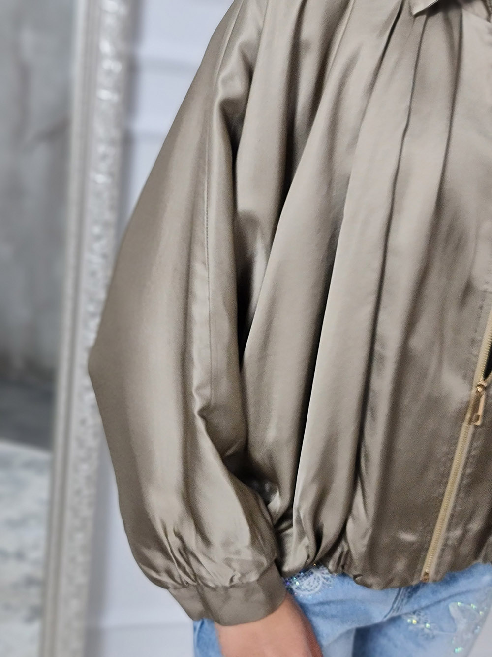 Бомбер CLOTHÉ атласный на молнии со складками тауп, фотография №3