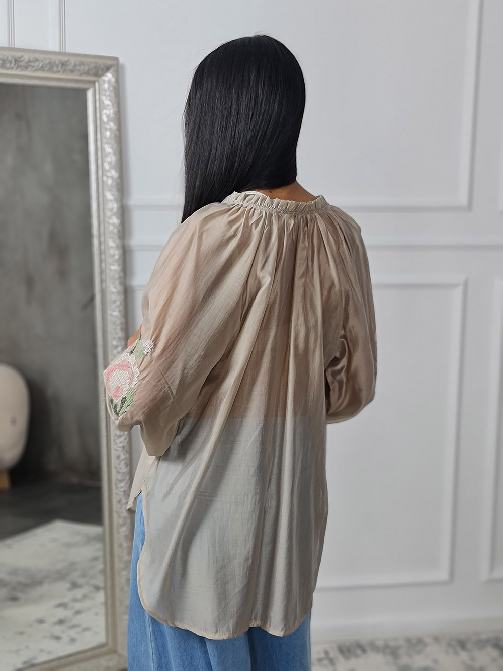 Блузка MIHO'S с вышивкой на рукаве розы бежевая, фотография №3