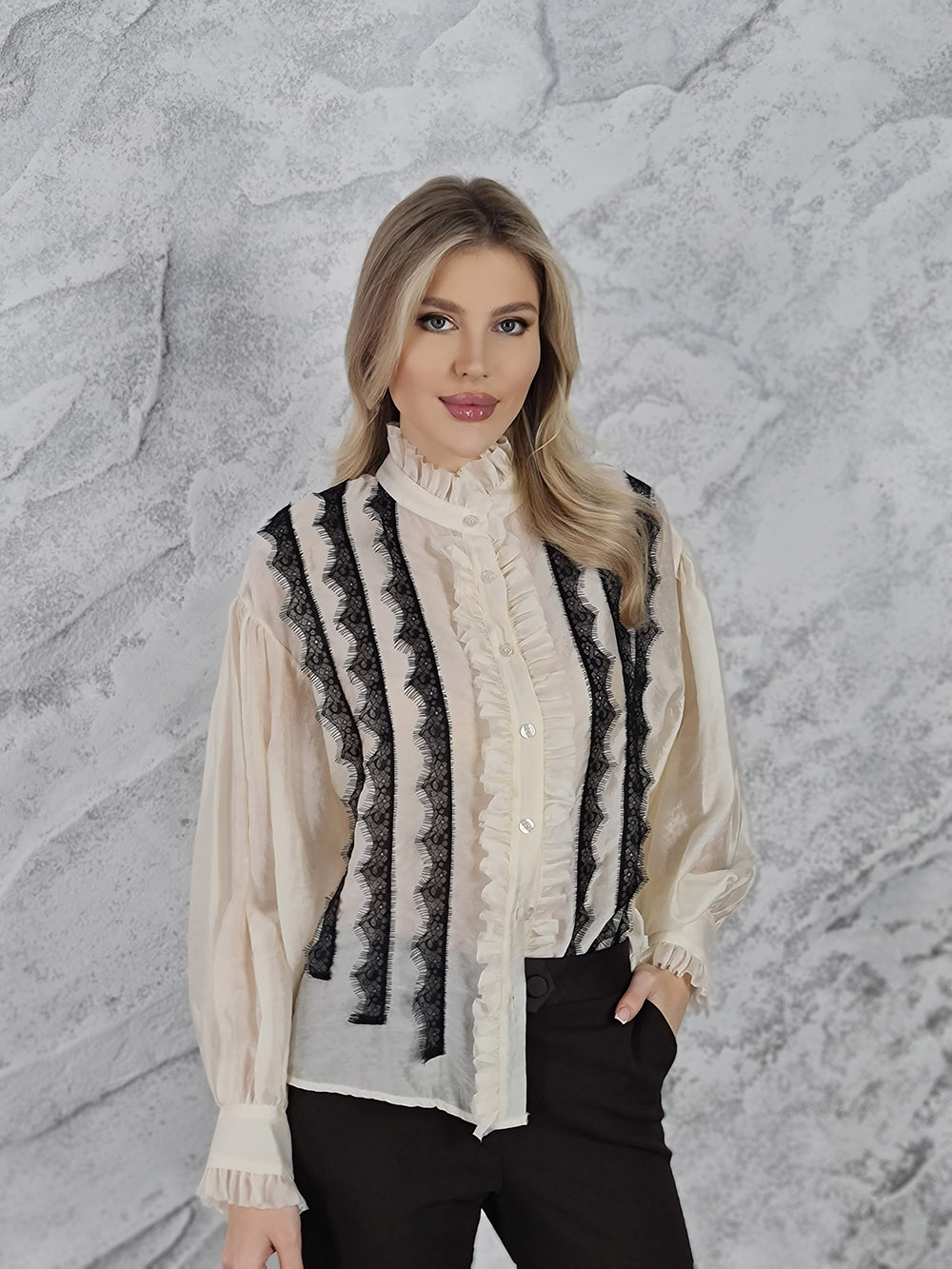 Блузка MIHO'S с рюшами и черным кружевом кремовая, фотография №1