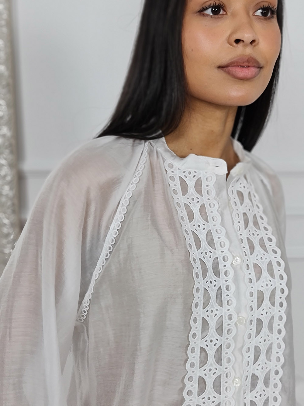 Рубашка MIHO'S с вертикальной вышивкой спереди белая, фотография №2