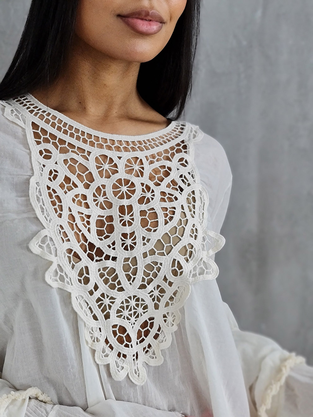 Блузка Souvenir с вышивкой на груди и рукав волан кремовая, фотография №3