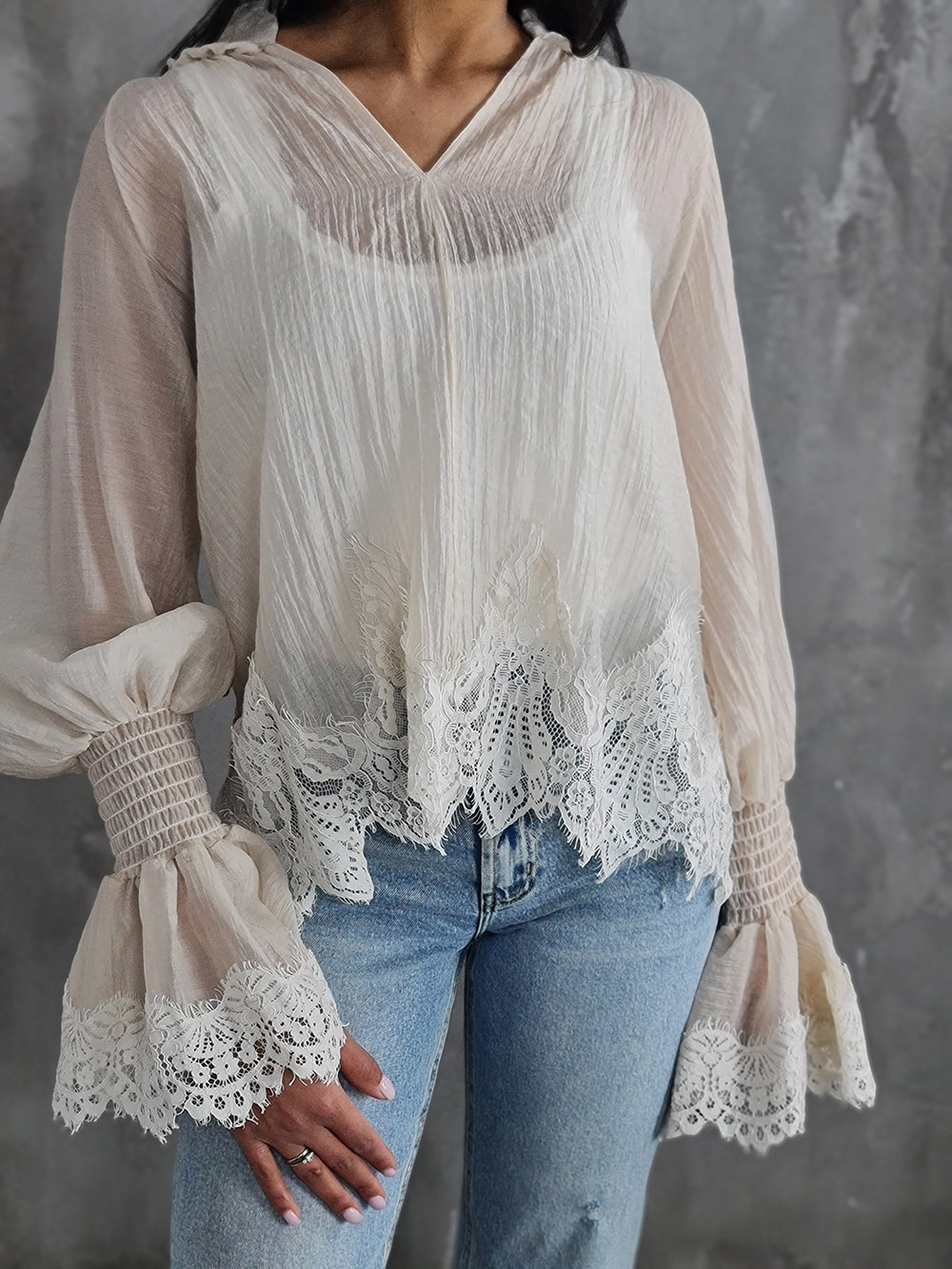 Блузка Mitica с кружевом по краям с манжетами кремовая, фотография №4