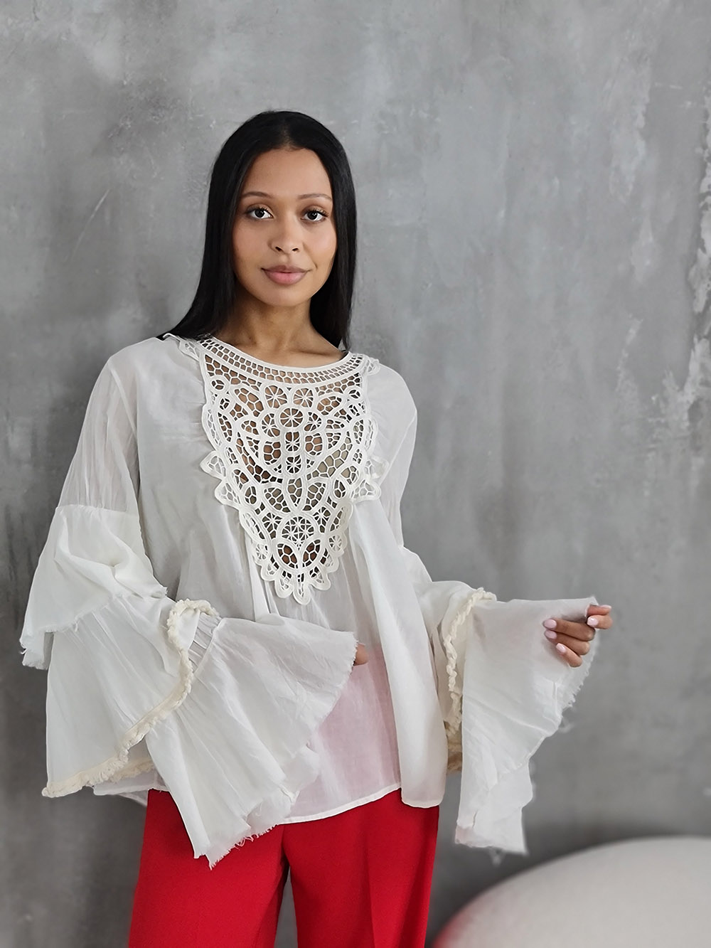 Блузка Souvenir с вышивкой на груди и рукав волан кремовая, фотография №1