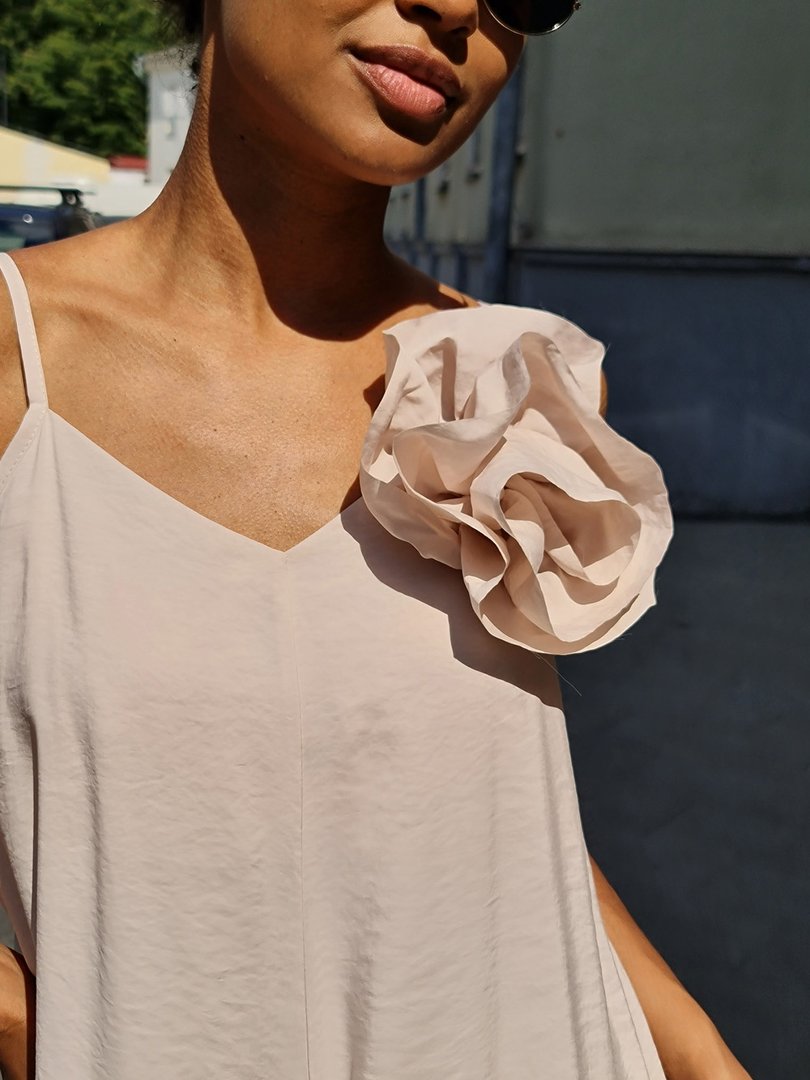 Комбинезон Motel на тонких лямках с брошью бежевый, фотография №5