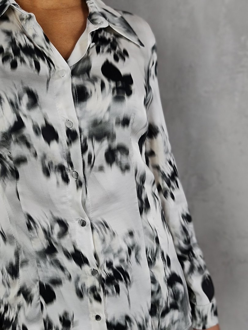 Блузка Imperial атласная с принтом "Пятна" белая/чёрная, фотография №4