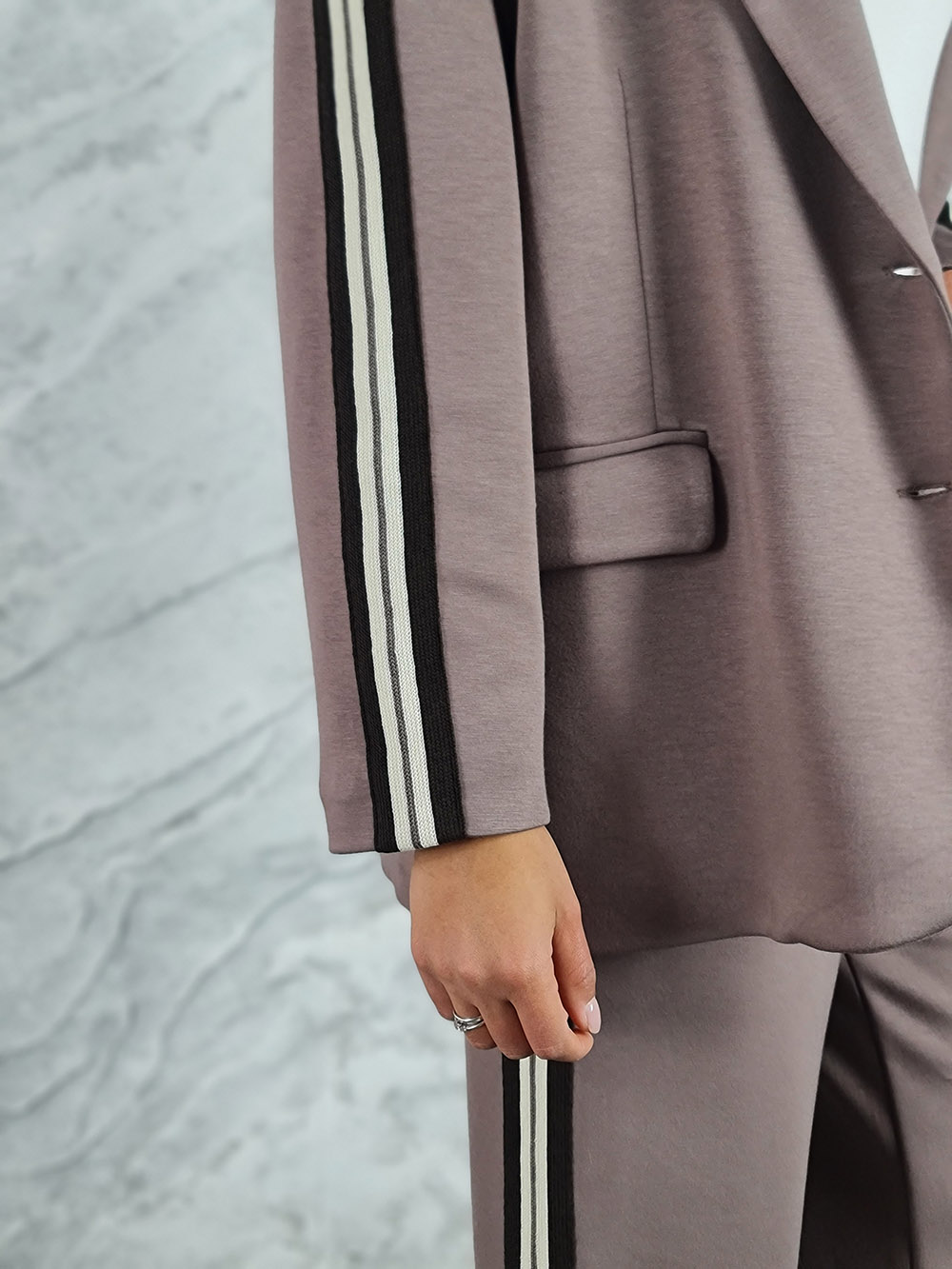 Костюм трикотажный Barbara Alvisi пиджак и брюки тауп, фотография №5