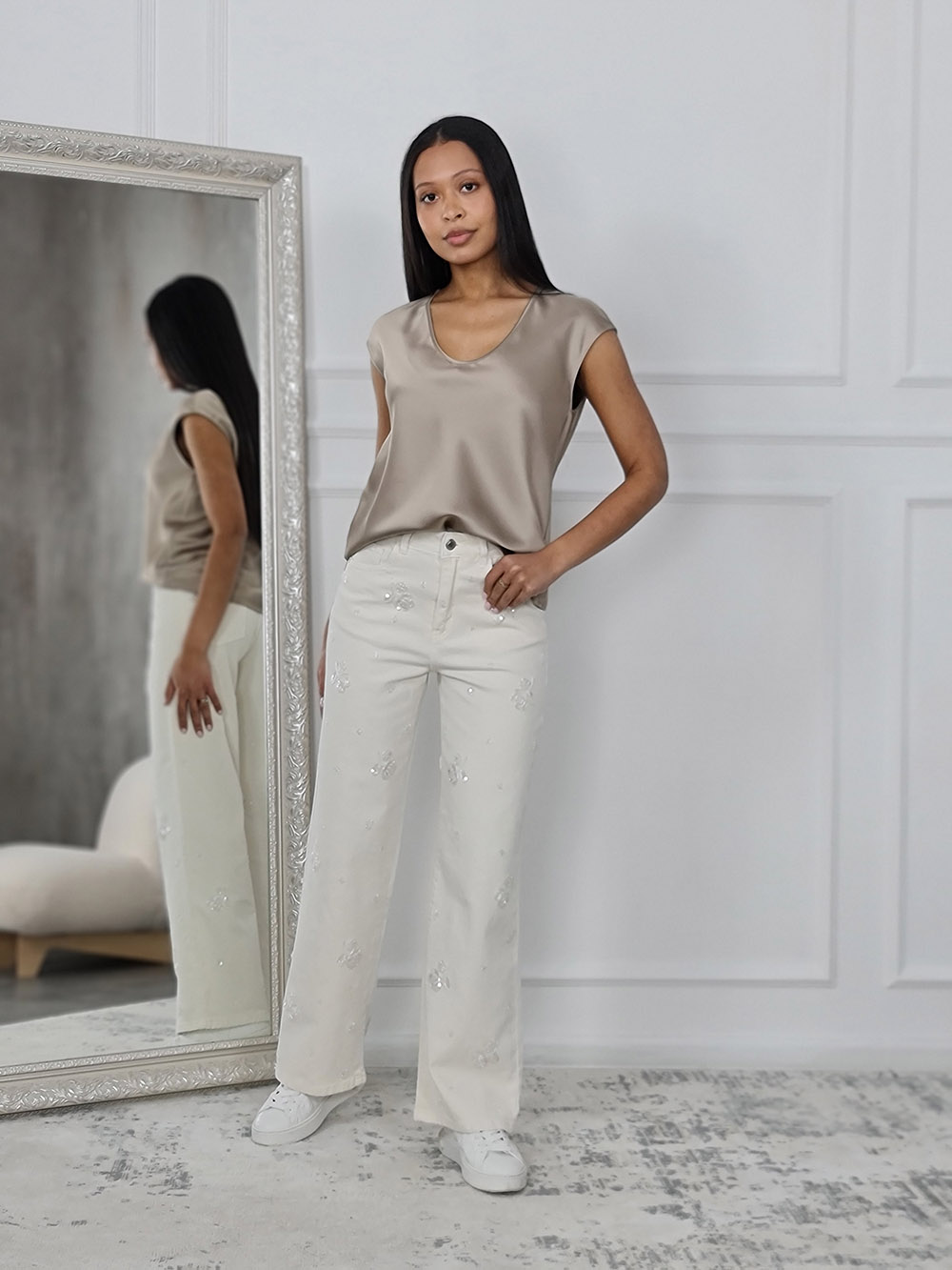 Джинсы молочные с вышивкой цветов из бисера , фотография №2