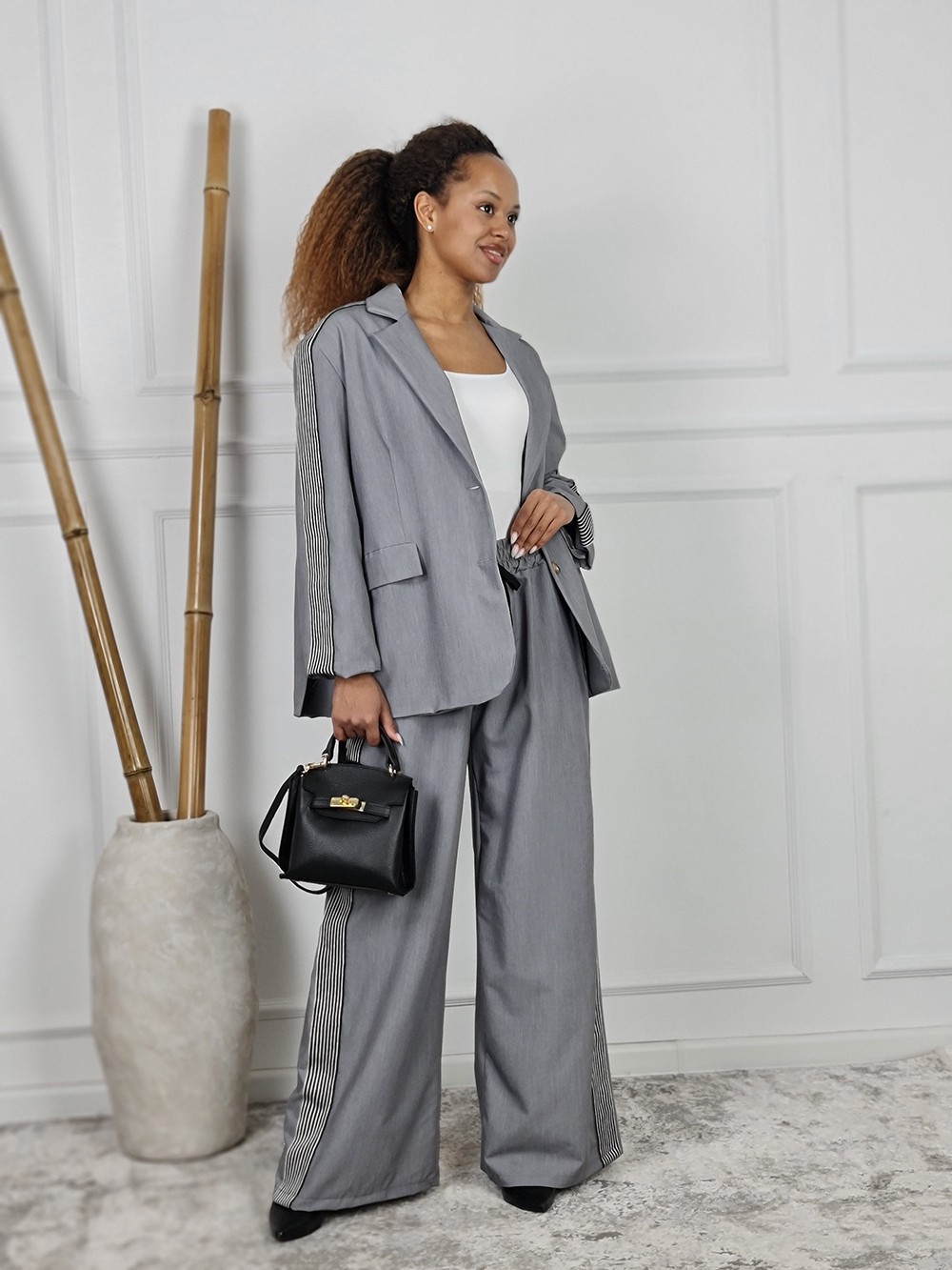 Сумка-клатч из натуральной кожи с золотой застежкой спереди черная, фотография №3